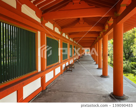 朱紅色的走廊和松綠色的格子 139090483