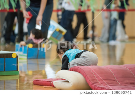 [Nursery school sports day obstacle course mat] 139090741
