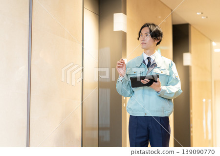 一名男性工程師正在進行樓宇維護工作。拍攝協助單位:電波學園教育基金會、東京電子大學。 一名男性工程師正在進行樓宇維護工作。拍攝協助單位:電波學園教育基金會、東京電子大學。 139090770
