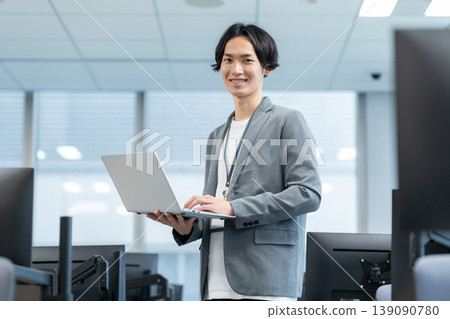 在辦公室工作的年輕男工程師。拍攝協助單位:電波學園教育基金會、東京電子大學。 在辦公室工作的年輕男工程師。拍攝協助單位:電波學園教育基金會、東京電子大學。 139090780