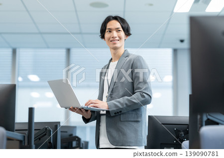 在辦公室工作的年輕男工程師。拍攝協助單位:電波學園教育基金會、東京電子大學。 在辦公室工作的年輕男工程師。拍攝協助單位:電波學園教育基金會、東京電子大學。 139090781