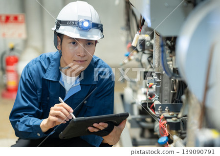 一名男性工程師正在進行樓宇維護工作。拍攝協助單位：電波學園教育基金會、東京電子大學。 139090791