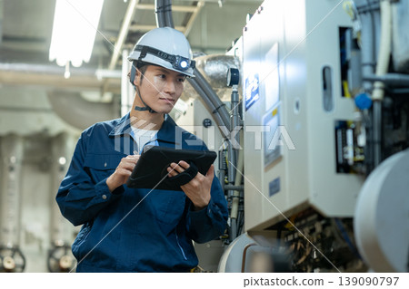 一名男性工程師正在進行樓宇維護工作。拍攝協助單位：電波學園教育基金會、東京電子大學。 139090797