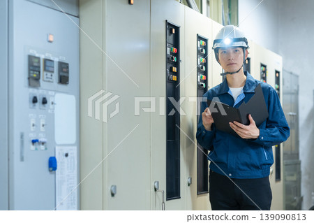 一名男性工程師正在進行樓宇維護工作。拍攝協助單位：電波學園教育基金會、東京電子大學。 139090813