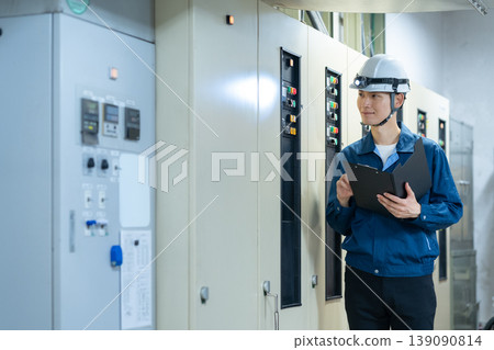 一名男性工程師正在進行樓宇維護工作。拍攝協助單位：電波學園教育基金會、東京電子大學。 139090814