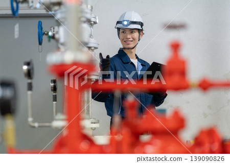 一名男性工程師正在進行樓宇維護工作。拍攝協助單位:電波學園教育基金會、東京電子大學。 一名男性工程師正在進行樓宇維護工作。拍攝協助單位:電波學園教育基金會、東京電子大學。 139090826