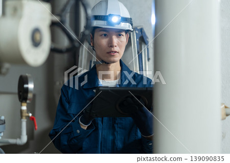 一名男性工程師正在進行樓宇維護工作。拍攝協助單位：電波學園教育基金會、東京電子大學。 139090835