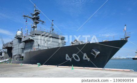 日本海上自衛隊潛艦救援船「千代田號」停泊在港口。 139090954