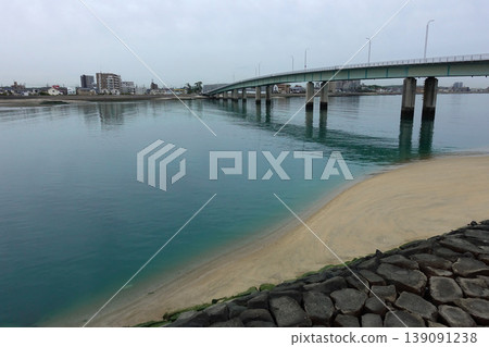 陰天下的神舞湖連接橋景色。 139091238