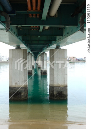 陰天下的神舞湖連接橋景色。 139091239