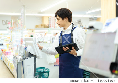 商店員工正在處理收銀機故障 商店員工正在處理收銀機故障 139091308