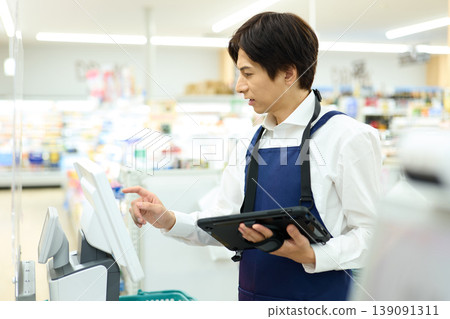 商店員工正在處理收銀機故障 商店員工正在處理收銀機故障 139091311