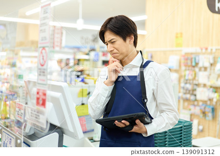 商店員工正在處理收銀機故障 商店員工正在處理收銀機故障 139091312