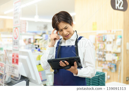 商店員工正在處理收銀機故障 商店員工正在處理收銀機故障 139091313