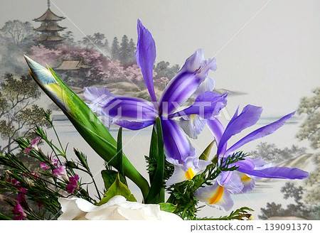 特寫鏡頭展現了一束紫色鳶尾花，背景是日式風格；寧靜的日式室內裝飾。 139091370