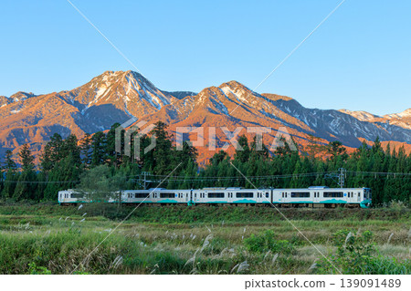 當晨曦只灑在妙高山的山坡上，將山體染成一片緋紅時，越後心跳電鐵靜靜地穿梭在鄉間。 139091489