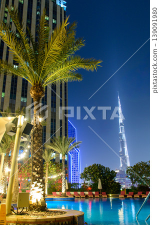 杜拜美麗的夜泳池景色 杜拜美麗的夜泳池景色 139091980