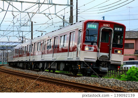 Kintetsu trains running in Saitama!?... The 10030 series 11267 formation, sporting Kintetsu colors. Kintetsu trains running in Saitama!?... The 10030 series 11267 formation, sporting Kintetsu colors. 139092139