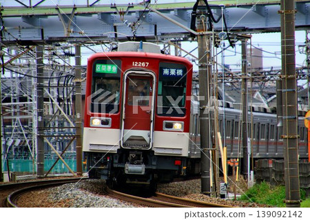 Kintetsu trains running in Saitama!?... The 10030 series 11267 formation, sporting Kintetsu colors. Kintetsu trains running in Saitama!?... The 10030 series 11267 formation, sporting Kintetsu colors. 139092142