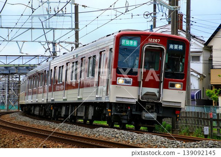 Kintetsu trains running in Saitama!?... The 10030 series 11267 formation, sporting Kintetsu colors. Kintetsu trains running in Saitama!?... The 10030 series 11267 formation, sporting Kintetsu colors. 139092145