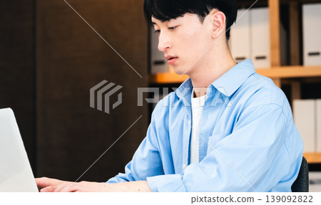 使用個人計算機的商人 139092822