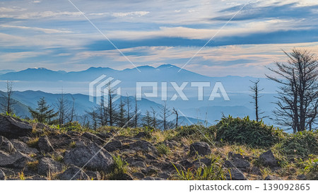從三峰大展望台上看到的山巒和天空 139092865