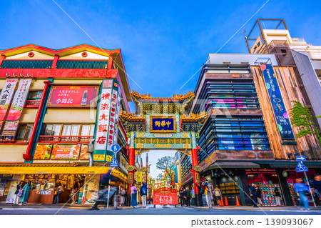 日本橫濱,4月21日。橫濱中華街正在經歷一場變革。一家扭蛋玩具店位於中華街禪林牌坊旁。 日本橫濱,4月21日。橫濱中華街正在經歷一場變革。一家扭蛋玩具店位於中華街禪林牌坊旁。 139093067