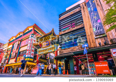 日本橫濱，4月21日。橫濱中華街正在經歷一場變革。一家扭蛋玩具店位於中華街禪林牌坊旁。 139093069