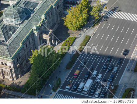 城市十字路口,歷史建築群盡收眼底,微風拂面。 城市十字路口,歷史建築群盡收眼底,微風拂面。 139093736