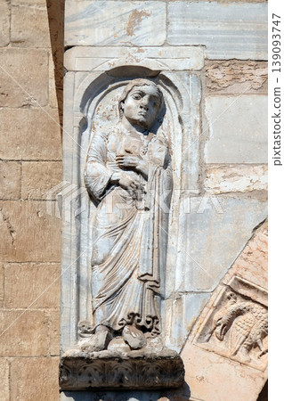 Saint Roland, statue on the portal of the Cathedral dedicated to the Blessed Virgin Mary under the designation Santa Maria Matricolare in Verona, Italy Saint Roland, statue on the portal of the Cathedral dedicated to the Blessed Virgin Mary under the designation Santa Maria Matricolare in Verona, Italy 139093747