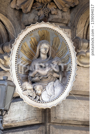 Image of Virgin Mary with baby Jesus on the facade of a palace in Rome, Italy 139094017
