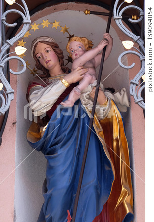 Virgin Mary with baby Jesus, statue on the house facade in Ljubljana, Slovenia Virgin Mary with baby Jesus, statue on the house facade in Ljubljana, Slovenia 139094054