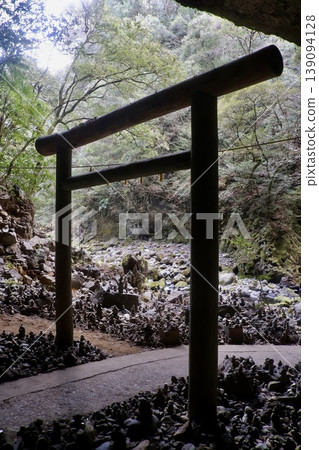 天岩戶神社、大洞窟和鳥居(宮崎縣高千穗町) 天岩戶神社、大洞窟和鳥居(宮崎縣高千穗町) 139094128
