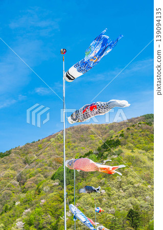 鯉魚旗在藍天下飄舞，山巒披上了翠綠的樹葉。 139094135