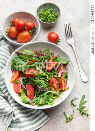 Fresh green salad with tomatoes and red onion 139094152