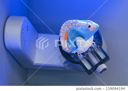 3D scanning dental models and dentures in an innovative lab 139094194