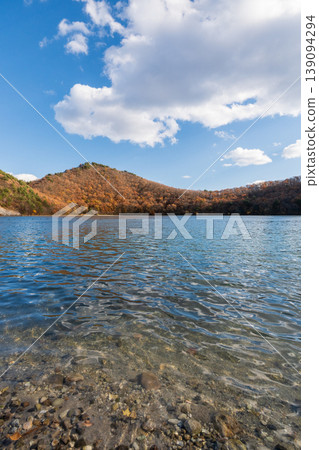 片沼湖的景色:火山口湖面呈現鈷藍色。 片沼湖的景色:火山口湖面呈現鈷藍色。 139094294