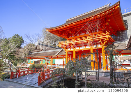 京都上賀茂神社（加茂 Wakeikazuchi 神社）的塔門與玉橋 139094296