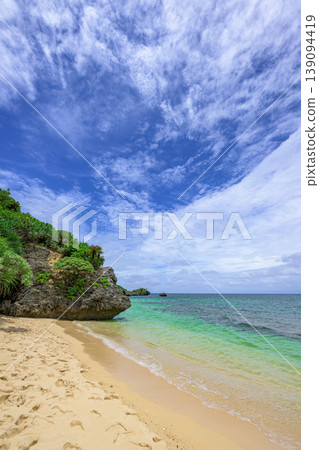 The scenery of Hirakubo Beach in Ishigaki Island, where the blue sky and emerald sea are stunning. 139094419