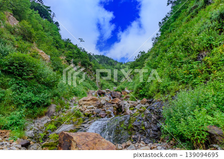「北阿爾卑斯山,常年山,遠足徑,宗月八町附近的小溪,清澈溪流與蔥鬱綠意的景色” 「北阿爾卑斯山,常年山,遠足徑,宗月八町附近的小溪,清澈溪流與蔥鬱綠意的景色” 139094695