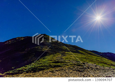北阿爾卑斯山,月光下的約嫩山:月光照亮了山坡,月亮在夜空中閃耀。 北阿爾卑斯山,月光下的約嫩山:月光照亮了山坡,月亮在夜空中閃耀。 139094707