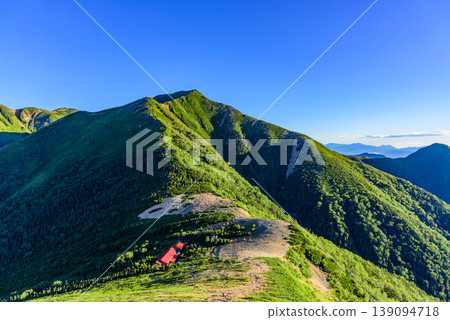 從北阿爾卑斯山脈的城年山上回望，可以看到城年山小屋和通往橫戶山和禦天翔山的山脊。 139094718