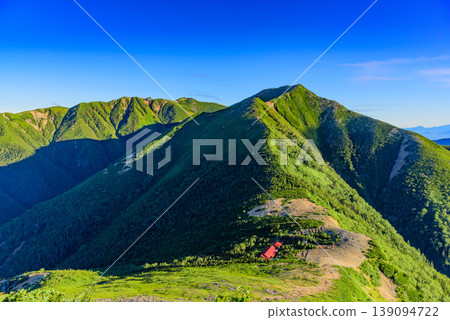 從北阿爾卑斯山脈的城年山上回望，可以看到城年山小屋和通往橫戶山和禦天翔山的山脊。 139094722