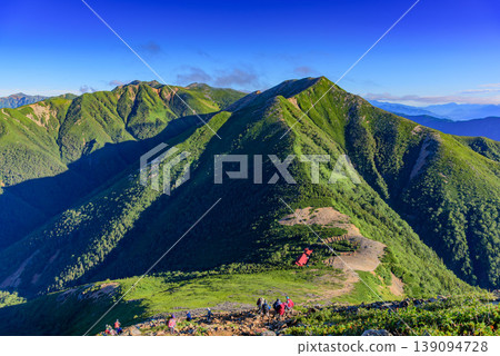 The ridgeline trail from Mt. Jonen to Mt. Otensho in the Northern Alps, with the mountains of the Northern Alps stretching along the ridge. The ridgeline trail from Mt. Jonen to Mt. Otensho in the Northern Alps, with the mountains of the Northern Alps stretching along the ridge. 139094728