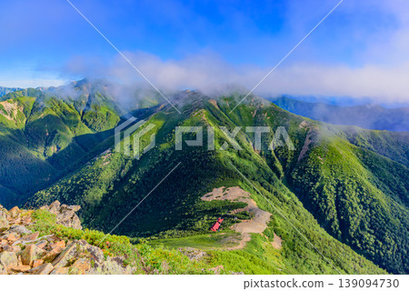 從北阿爾卑斯山的約嫩山到奧滕肖山的山脊小徑，北阿爾卑斯山的山脈沿著山脊綿延。 139094730
