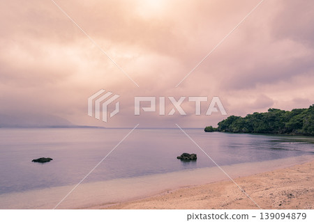 石垣島的海景，有著淡粉紅色的天空和寧靜的海灘。 139094879
