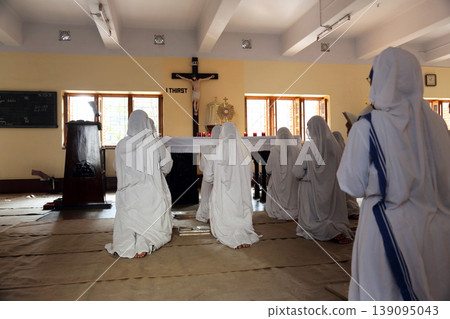 Sisters of Mother Teresa's Missionaries of Charity in prayer in the chapel of the Mother House, Kolkata, India Sisters of Mother Teresa's Missionaries of Charity in prayer in the chapel of the Mother House, Kolkata, India 139095043
