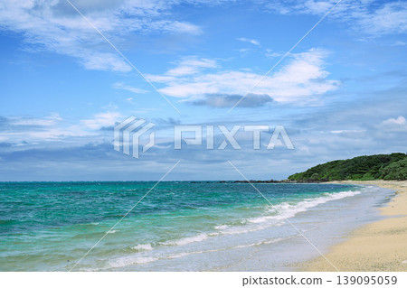 A refreshing beach scene on Ishigaki Island, with its emerald sea stretching out before you. 139095059