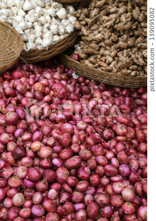 Kolkata street market: onion, ginger and garlic Kolkata street market: onion, ginger and garlic 139095082