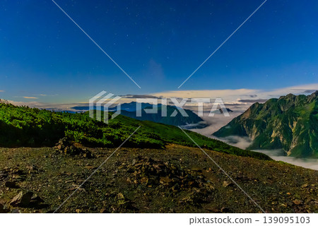 View from Mt. Chogatake in the Northern Alps: A sea of clouds covering Kamikochi and Mt. Norikura before dawn. 139095103